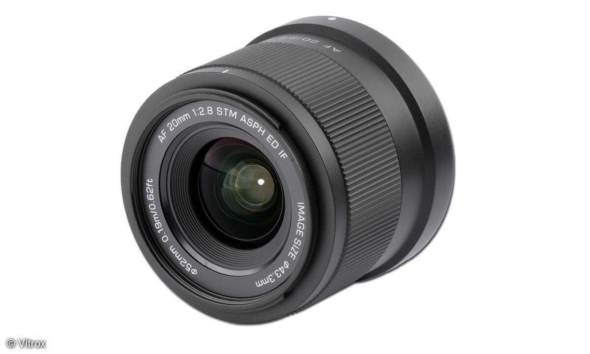 Mit 60 x 65 mm Abmessungen ist das neue Viltrox-Objektiv ein kompakter Reisebegleiter.